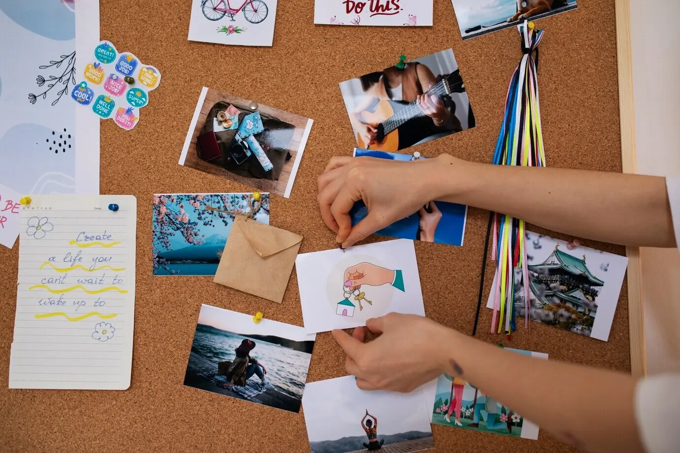 Frau, die ihr eigenes Vision Board erstellt.