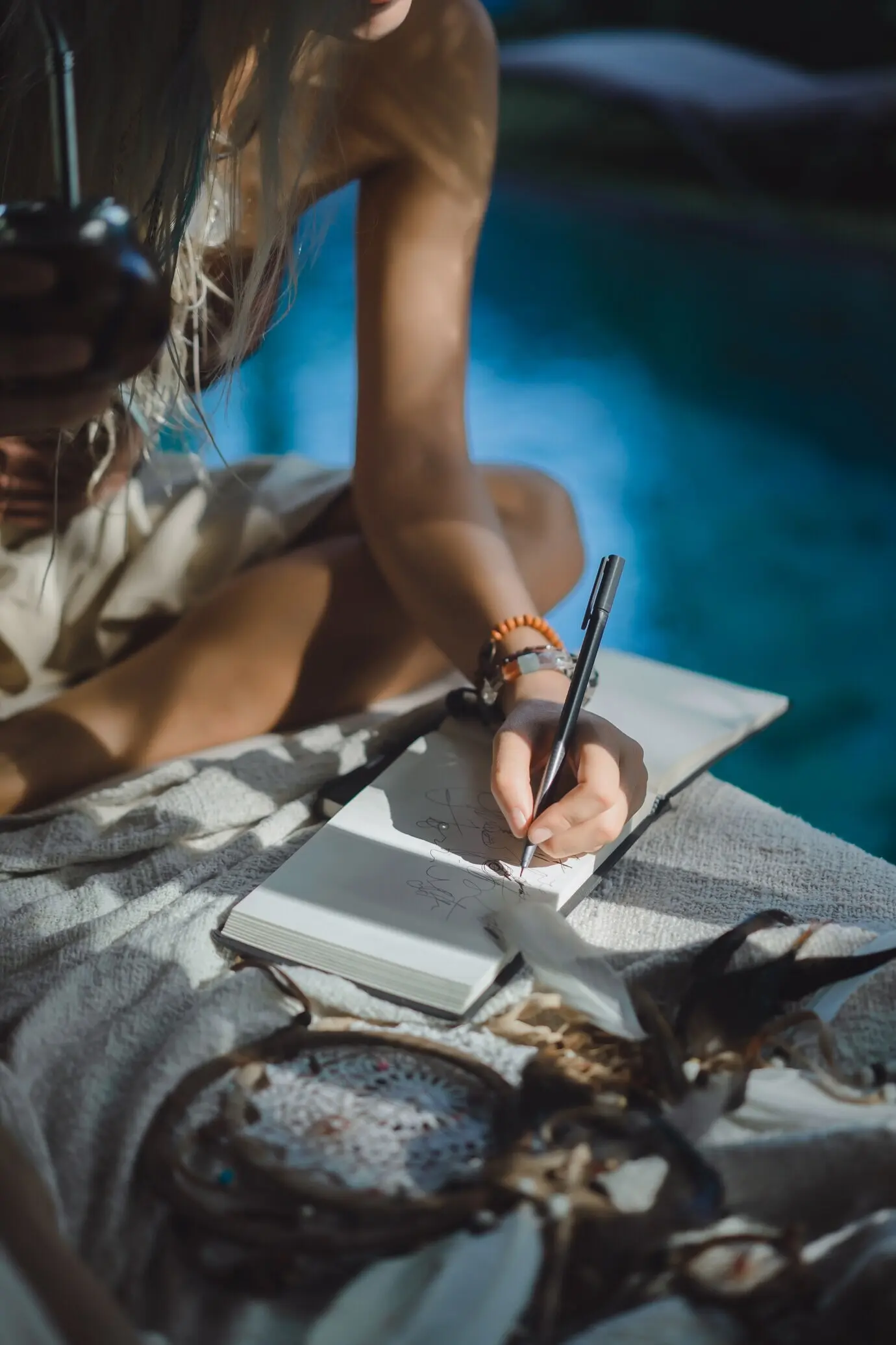 Ein schönes indisches Hippie-Mädchen mit langem blondem Haar trinkt auf dem Dach Mate-Tee.